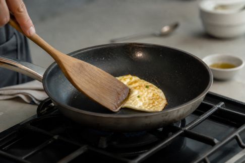 Techniques pour éviter que vos aliments accrochent à la poêle