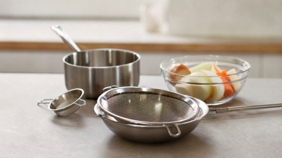 Quels tamis et passoires facilitent vraiment la préparation des sauces et bouillons ?