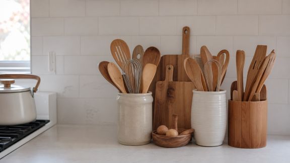 Supports à ustensiles : accessoires incontournables pour une cuisine organisée