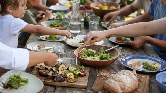 Cuisine d'été en famille : menus rapides pour les grandes tablées de juillet
