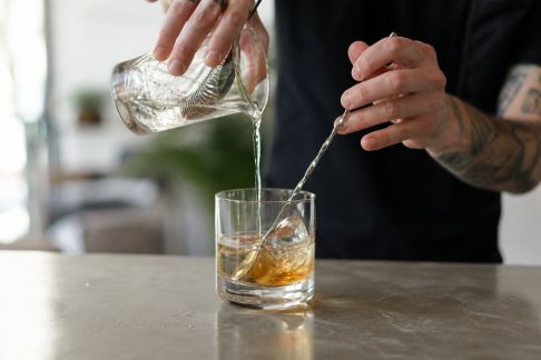 Doser et mélanger : guide pour obtenir la texture idéale en cocktail
