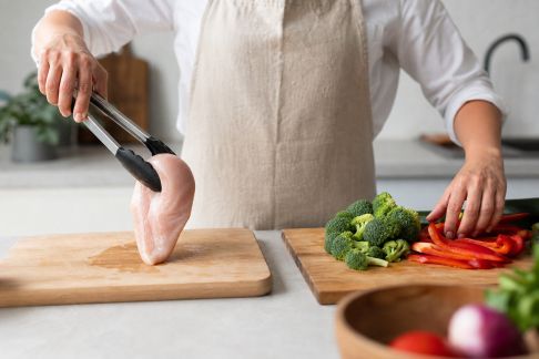 Éviter la contamination croisée en cuisine : gestes essentiels au quotidien