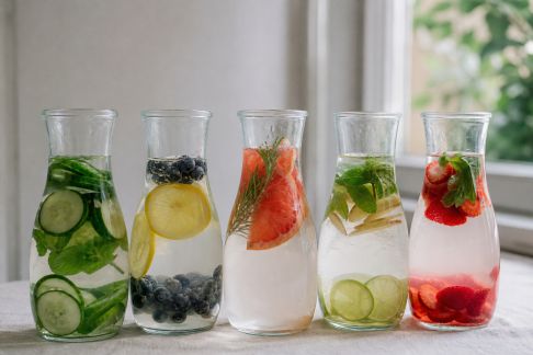 Cinq idées d’eaux infusées pour booster votre énergie au quotidien
