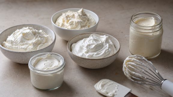 Découvrir les différentes crèmes fouettées et leurs usages en pâtisserie